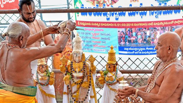 chakrasnanam krishna river 02032016